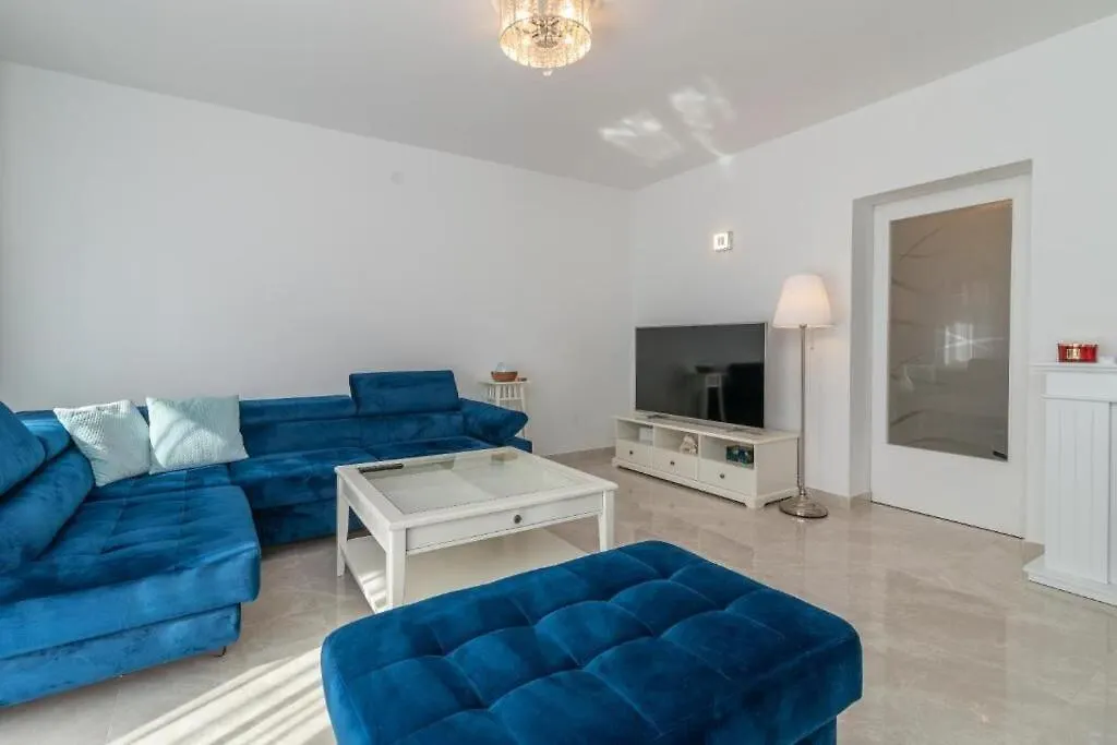 Apartment Oleandar Traù