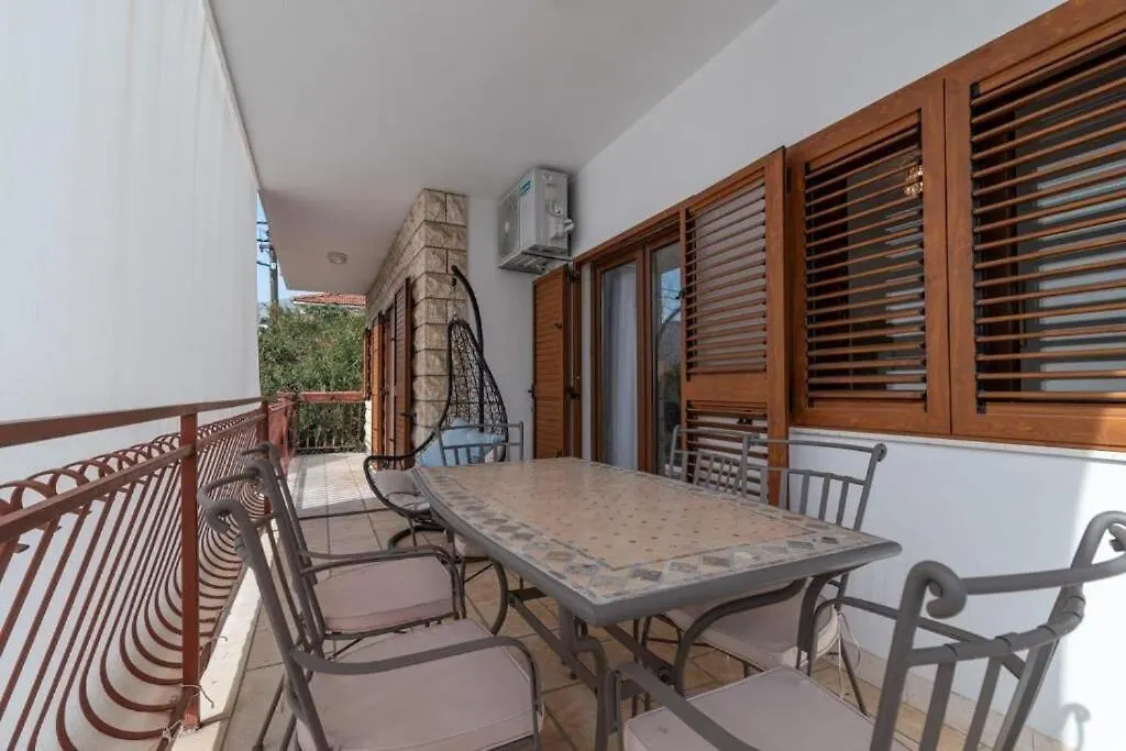 Apartment Oleandar Traù